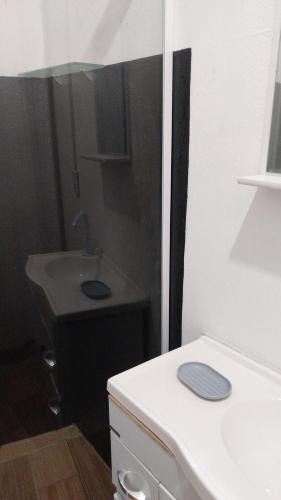 een kleine badkamer met een wastafel en een toilet bij Casa para alugar in Paraty