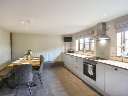 チャーチ・ストレットンにあるUk46589 - Kibbleの木製のテーブルとダイニングルームのあるキッチン