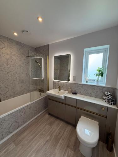 a bathroom with a toilet and a tub and a sink at Stylish Cosy Stunning View Villa in Kirkwall, Free Parking and WiFi in Orkney
