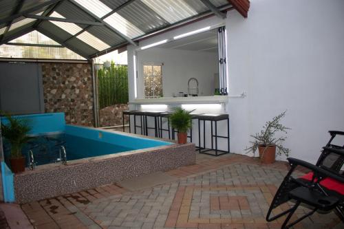 een zwembad in een huis met een spiegel bij Villa Pool Path to Tortuguero in Barrio Palermo
