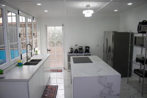 Kuchyň nebo kuchyňský kout v ubytování Villa Pool Path to Tortuguero