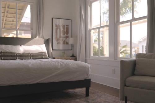 Postel nebo postele na pokoji v ubytování Steps from Live Music Venues-Guest Room Extended Stays