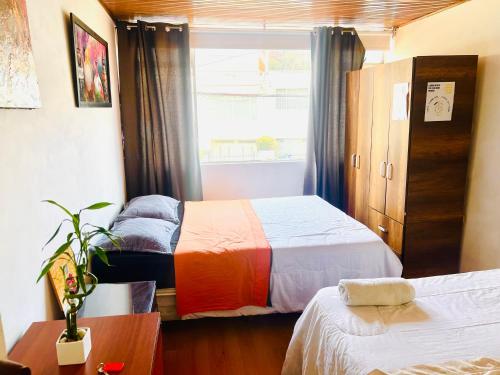 Un dormitorio con dos camas y una ventana en Best bedrooms next to Hacienda Santa Barbara, en Bogotá