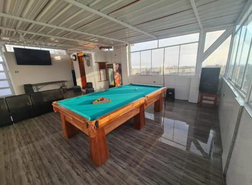 a room with a pool table in a room at Departamento en Nuevo Chimbote in Chimbote