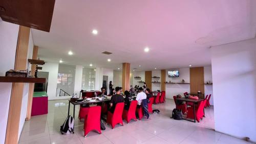 ラブハン・バジョにあるExotic Komodo Hotelのレストランのテーブルに座っている人々のグループ