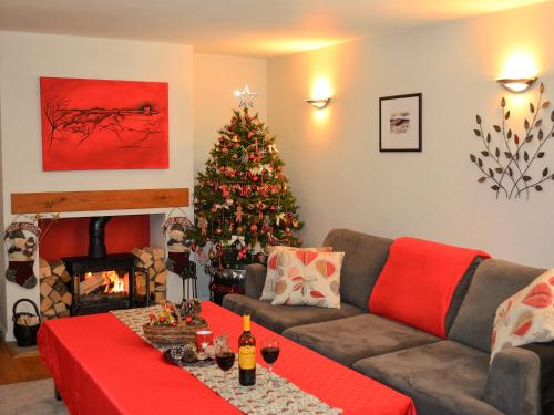 ein Wohnzimmer mit einem Weihnachtsbaum und einer Couch in der Unterkunft Castle View in Richmond