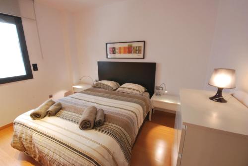 sypialnia z łóżkiem z dwoma ręcznikami w obiekcie Taulat SDB w Barcelonie
