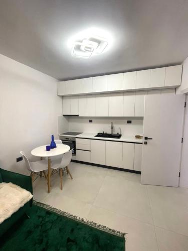 Kuchyň nebo kuchyňský kout v ubytování Heart of Fier Apartment