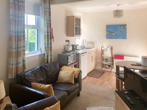 StaindropにあるFawn Lea Apartmentのソファとキッチンのあるリビングルーム
