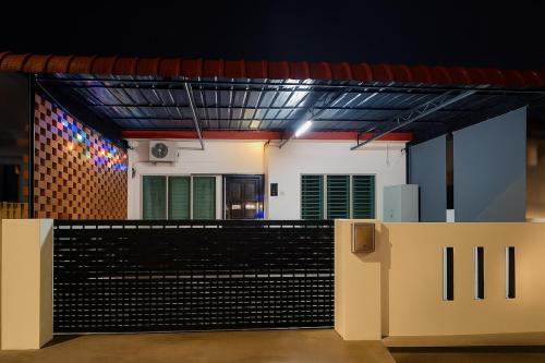 a view of the inside of a boxing ring at night at Bae Homestay Taman Mega Alor Setar Wi-Fi Netflix 