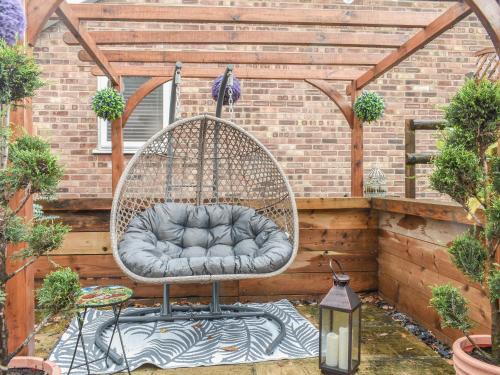 een schommel in de achtertuin van een huis bij South Wing Coldharbour Park Farm in Rake