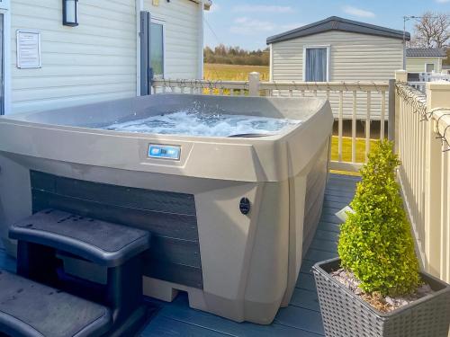 een jacuzzi op een terras met een plant bij Deer View in Felton
