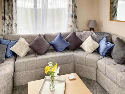 een woonkamer met een grijze bank met blauwe kussens bij Deer View in Felton