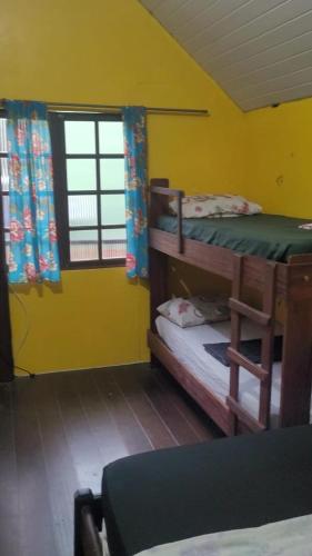 Giường trong phòng chung tại Chalé de Trindade