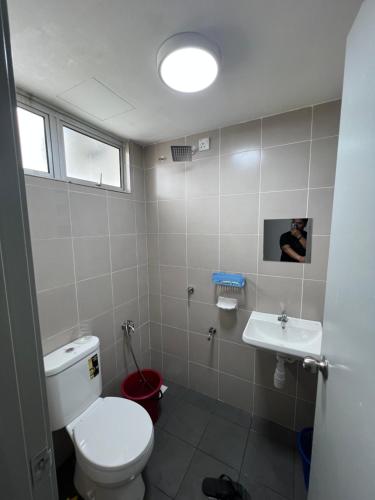 a bathroom with a toilet and a sink at Avida Homestay in Kampong Jelatang