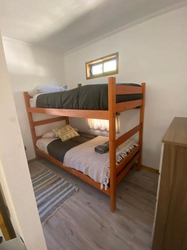 a bunk bed in a room with a window at Cabaña moderna con piscina y excelente ubicación en Casablanca in Casablanca