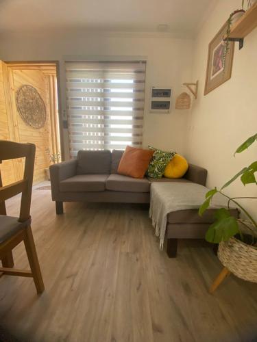 a living room with a couch and a window at Cabaña moderna con piscina y excelente ubicación en Casablanca in Casablanca