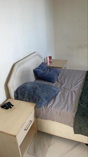 Ένα ή περισσότερα κρεβάτια σε δωμάτιο στο Ivan John Guest home