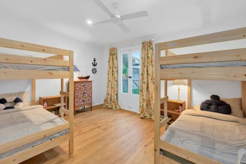 En eller flere senge i et værelse på Sandy Toes Cottage