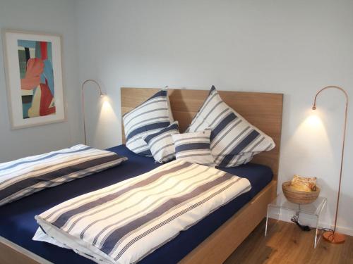 ein Schlafzimmer mit zwei Betten mit gestreiften Kissen in der Unterkunft Holiday apartment with 1 bedroom in Murnau am Staffelsee