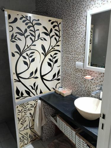 ビージャ・アニサカテにあるCasa Barrancas del Río Anisacateの黒と白の模様の壁のバスルーム