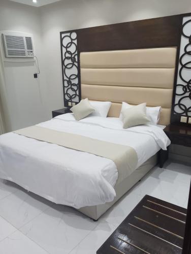 Ένα ή περισσότερα κρεβάτια σε δωμάτιο στο راحة للوحدات السكنية المفروشة