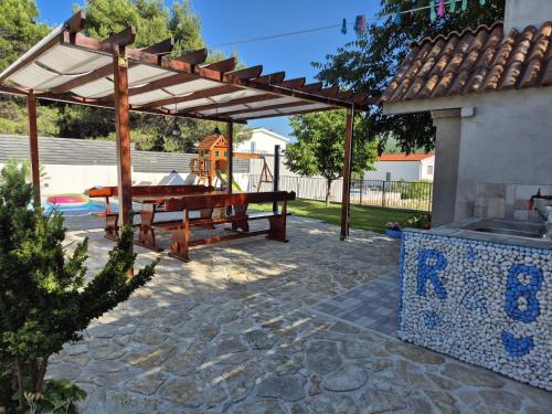 Family friendly house with a swimming pool Vrpolje, Sibenik - 24345