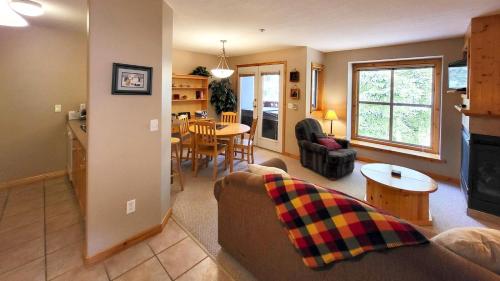 ein Wohnzimmer mit Sofa und Tisch in der Unterkunft Crystal Forest #11 By Bear Country in Sun Peaks