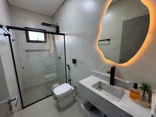 Ένα μπάνιο στο Apartamento Black Novo, Lindo, Moderno Jd Alvorada