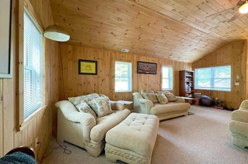 Posezení v ubytování NEW Calm Cove Retreat w Dock & Beach