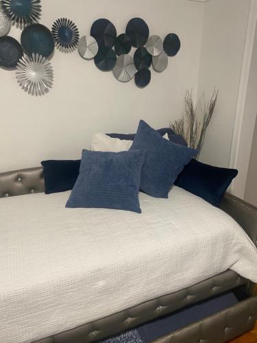 Ein Bett oder Betten in einem Zimmer der Unterkunft Stunting Sunburst Peaceful Palace