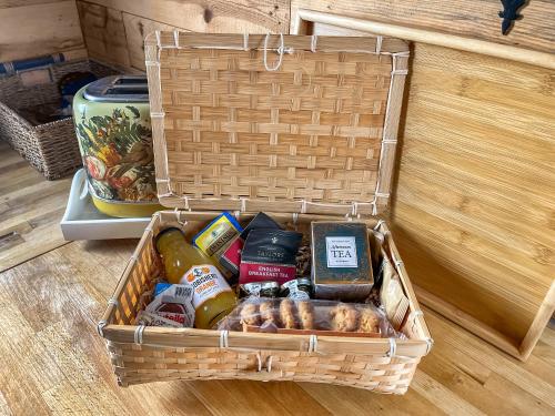 een mand met eten en andere etenswaren erin bij The Box - Oasis Farm in Fareham