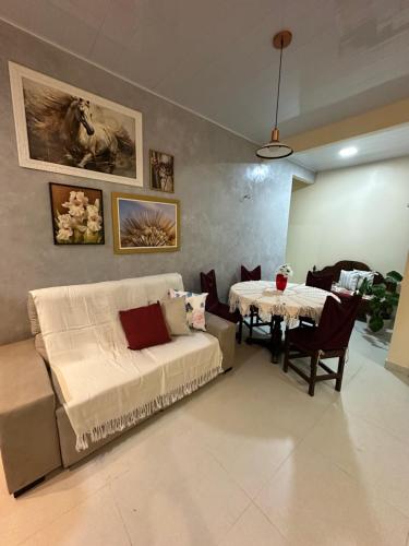 a living room with a couch and a table at Quarto em Belém - Próximo ao Mercado de São Brás in Belém