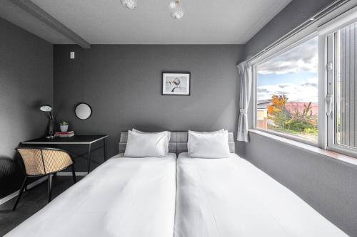 Postel nebo postele na pokoji v ubytování The Shimmer Furano