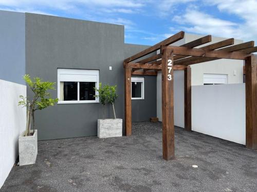 ein Haus mit einem Holz in der Unterkunft Casa nova para alugar no bairro zona norte in Capão da Canoa