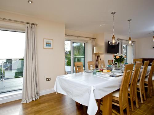 ドーリッシュにあるOrestone Viewの白いテーブルと椅子のあるダイニングルーム