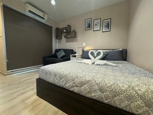 a bedroom with a bed with two white towels on it at ห้องพัก แบบ Studio ติดเซ็นทรัลเวสเกต in Ban Bang Krabu