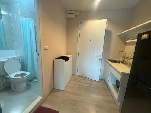 a small bathroom with a toilet and a sink at ห้องพัก แบบ Studio ติดเซ็นทรัลเวสเกต in Ban Bang Krabu