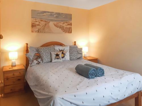 Mount HawkeにあるThe Old Dairyの大きな白いベッドと2つのランプのある寝室