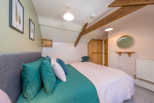 LlanerchymeddにあるBwthyn-Pili-Palaのベッドとソファのある寝室