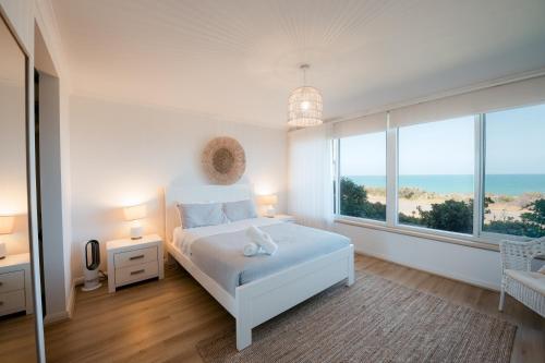 Ένα ή περισσότερα κρεβάτια σε δωμάτιο στο Grand Oceana - A Dual-unit Beachfront Getaway