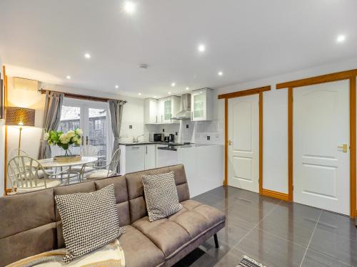 ein Wohnzimmer mit Couch und Küche in der Unterkunft Oak Cottage in Abergavenny