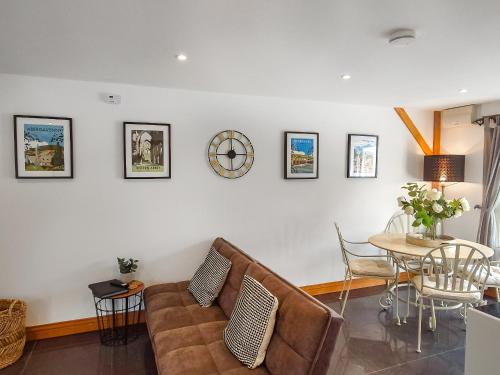 ein Wohnzimmer mit Sofa und Tisch in der Unterkunft Oak Cottage in Abergavenny