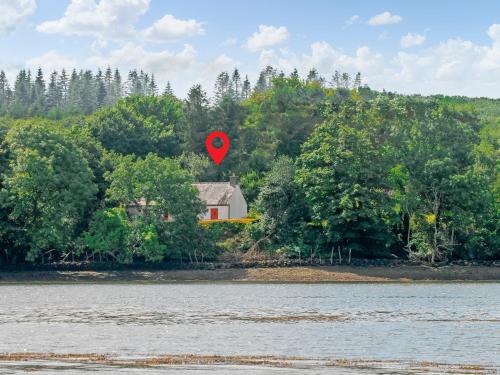 ein rotes Herz auf einem Haus auf einer Insel in der Unterkunft Inglenook Cottage in Landshipping