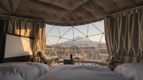 a bedroom with two beds and a large window at Necoana Glamping Annovillasグランピング in Fujikawaguchiko