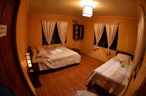 Postel nebo postele na pokoji v ubytování Finca Verde Lodge