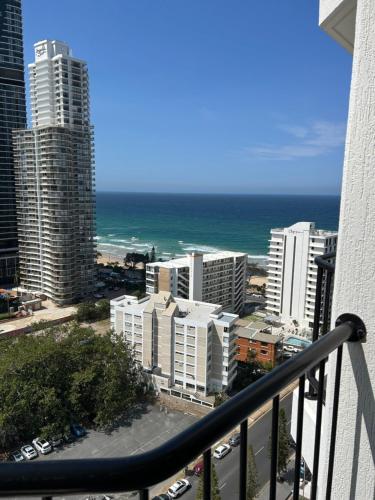 uitzicht op de oceaan vanaf het balkon van een gebouw bij Mantra on View in Gold Coast