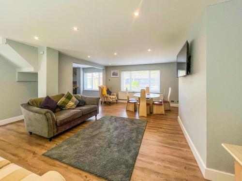 una sala de estar con un sofá y una mesa en Winthorp, en Ivychurch