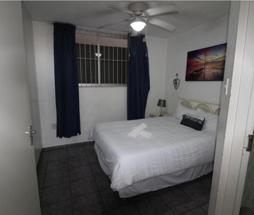 Postel nebo postele na pokoji v ubytování Margate Beach property