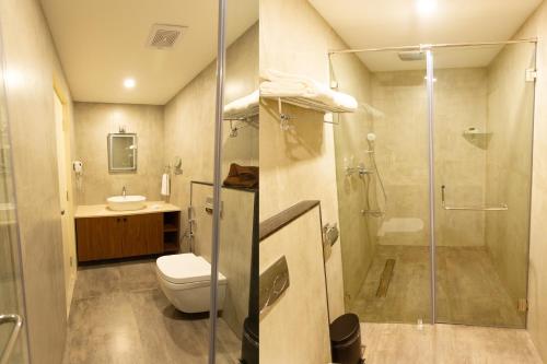 um banheiro com vaso sanitário, pia e chuveiro em Kaizen Residency Trichy em Tiruchchirappalli